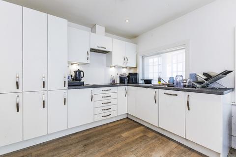 4 bedroom flat to rent, Bishops Hall, Kingston upon Thames, KT1