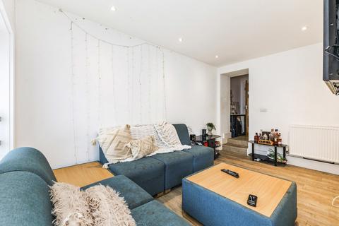 4 bedroom flat to rent, Bishops Hall, Kingston upon Thames, KT1