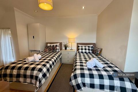 4 bedroom detached house to rent, Ridge Avenue, Harpenden, AL5