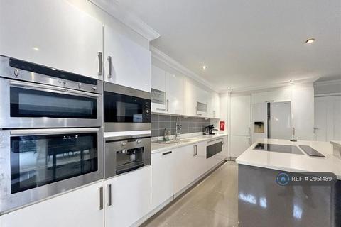 4 bedroom detached house to rent, Ridge Avenue, Harpenden, AL5