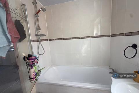 2 bedroom flat to rent, Leicester Court, Preston, PR1