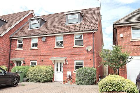 3 bedroom end of terrace house for sale, Haskins Gardens, Farnborough GU14