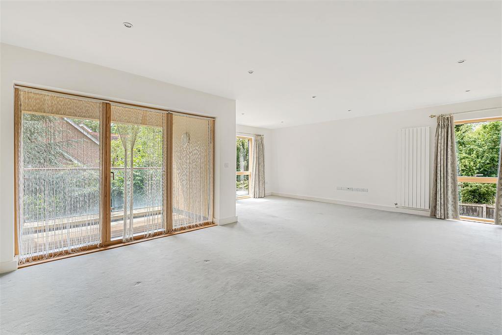 Apartment in Cambridge, Cambridgeshire - View 2