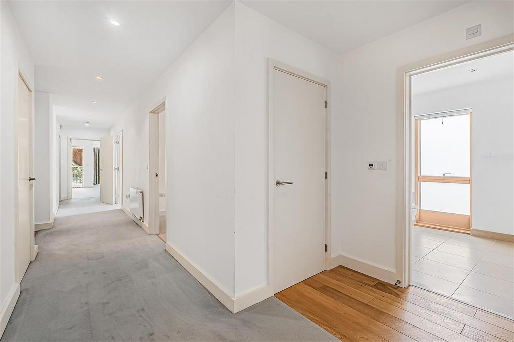 Apartment in Cambridge, Cambridgeshire - View 5