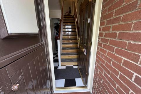2 bedroom flat for sale, Ilkley Close, Oldham