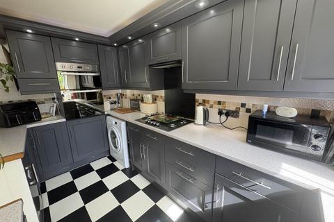 2 bedroom flat for sale, Ilkley Close, Oldham