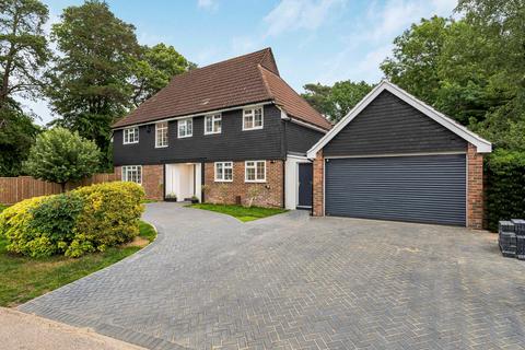 5 bedroom detached house for sale, Giffards Meadow, Farnham, GU9