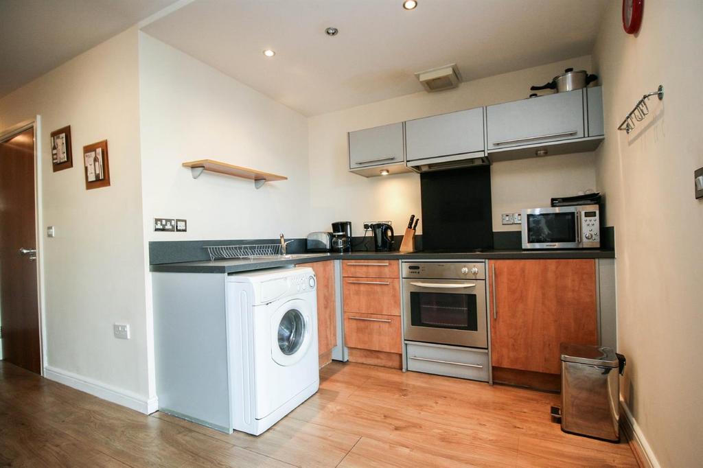 Apartment in Birmingham, Symphony Court, Ladywood - View 3