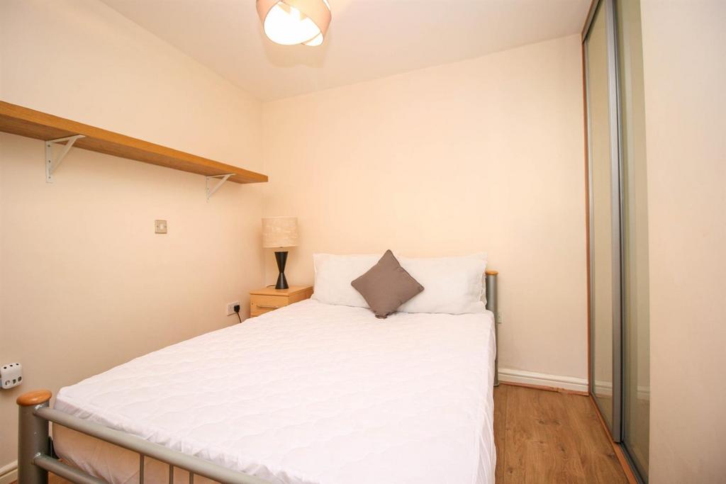 Apartment in Birmingham, Symphony Court, Ladywood - View 4