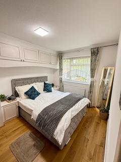1 bedroom in a house share to rent, Briar Close, Hampton TW12