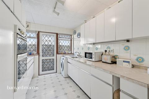 2 bedroom detached bungalow for sale, Walsingham Gardens, Epsom
