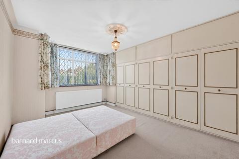2 bedroom detached bungalow for sale, Walsingham Gardens, Epsom