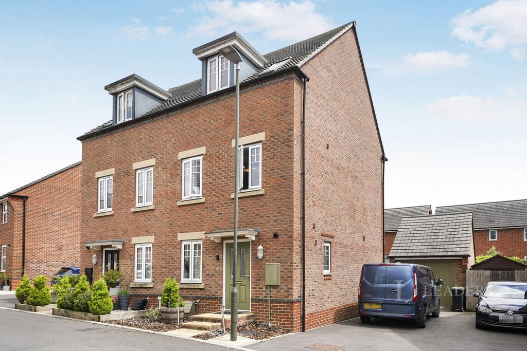 4 bedroom semi-detached house to rent