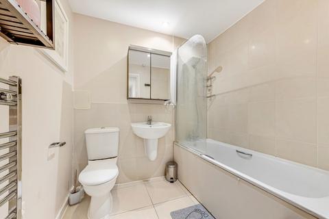 2 bedroom flat to rent, Lankaster Gardens, London N2
