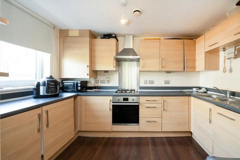 2 bedroom flat to rent, Lankaster Gardens, London N2