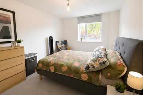 2 bedroom flat to rent, Lankaster Gardens, London N2