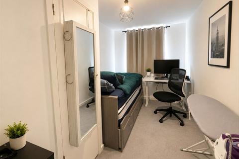 2 bedroom flat to rent, Lankaster Gardens, London N2
