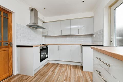 4 bedroom terraced house to rent, Harwich Road, Colchester, CO4