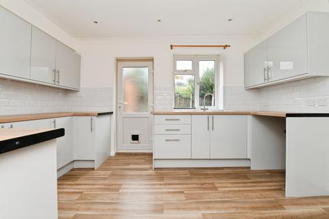4 bedroom terraced house to rent, Harwich Road, Colchester, CO4