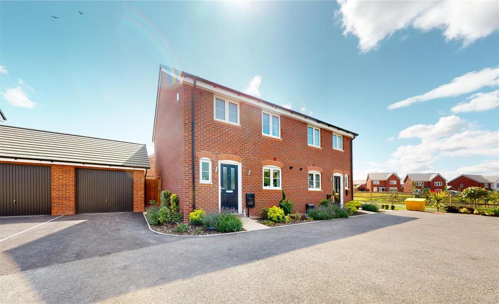 3 bedroom semi-detached house to rent