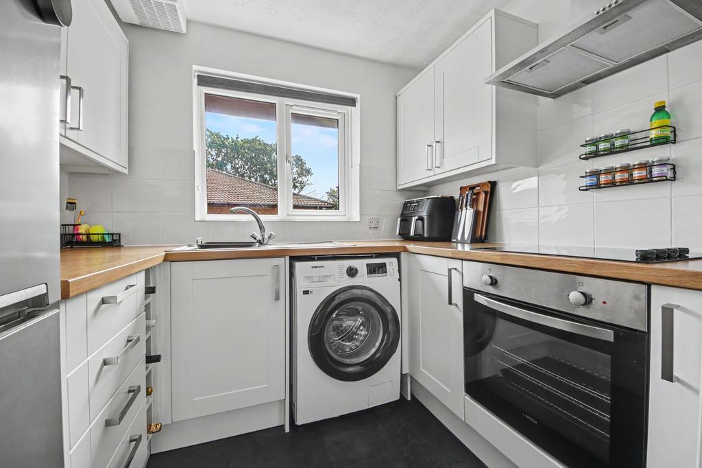 Apartment in Southampton, Hightown - More