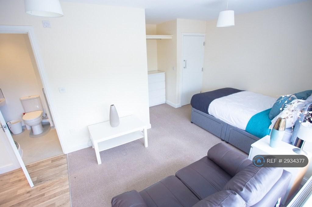 Apartment in Birmingham, West Midlands - View 4
