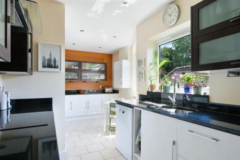 5 bedroom chalet for sale, Chequers Lane, Walton On The Hill