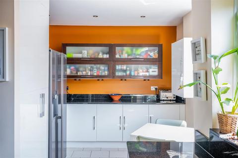 5 bedroom chalet for sale, Chequers Lane, Walton On The Hill