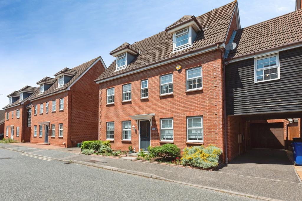 6 bedroom link detached house for sale