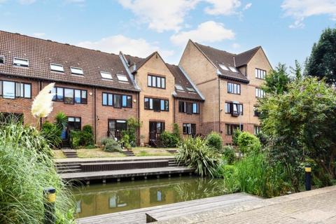 Leerdam Drive, London, E14