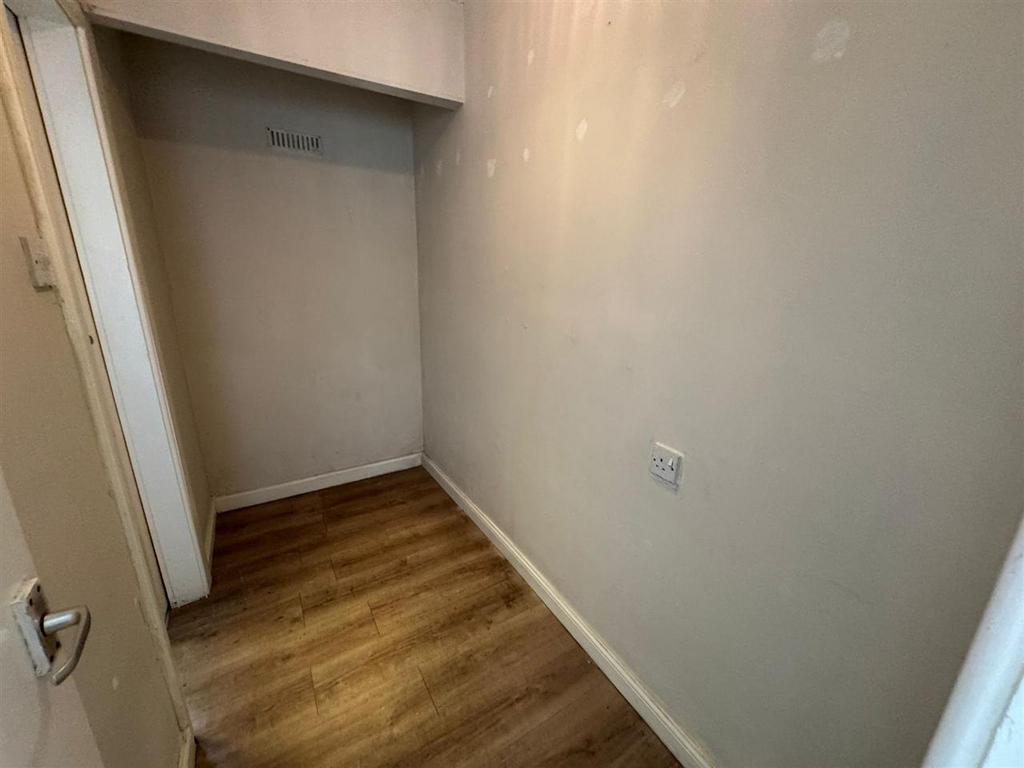 Apartment in Liverpool, Tuebrook - View 2