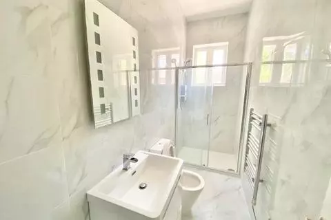 5 bedroom detached house for sale - View 3