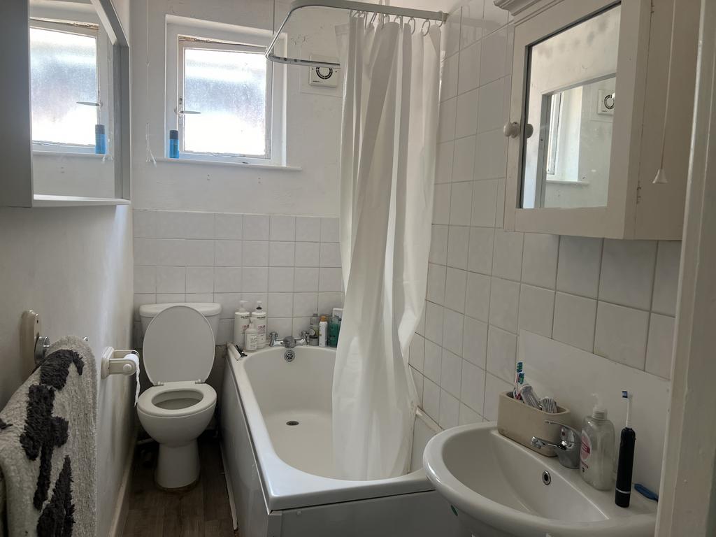 Newcombe Road, Southampton, SO15 - More