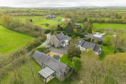 6 bedroom property with land for sale - View 2