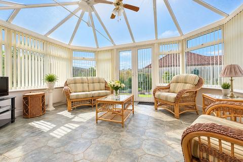 2 bedroom detached bungalow for sale, Claydon Close, Luton, LU3