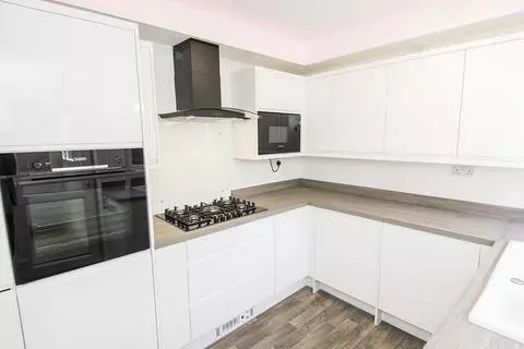 3 bedroom semi-detached house to rent – pohled 3