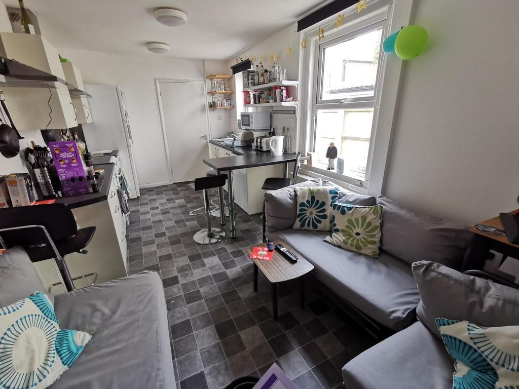 5 bedroom terraced house to rent
