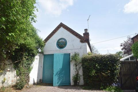 Studio to rent, Station Road, Newport