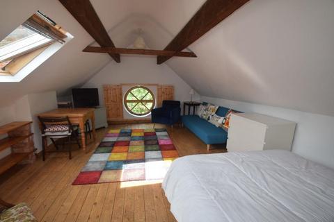 Studio to rent, Station Road, Newport