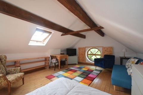 Studio to rent, Station Road, Newport