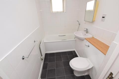 2 bedroom apartment to rent, Malthouse Place, Romford RM1