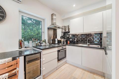 2 bedroom flat for sale, Challenge Court, Leatherhead