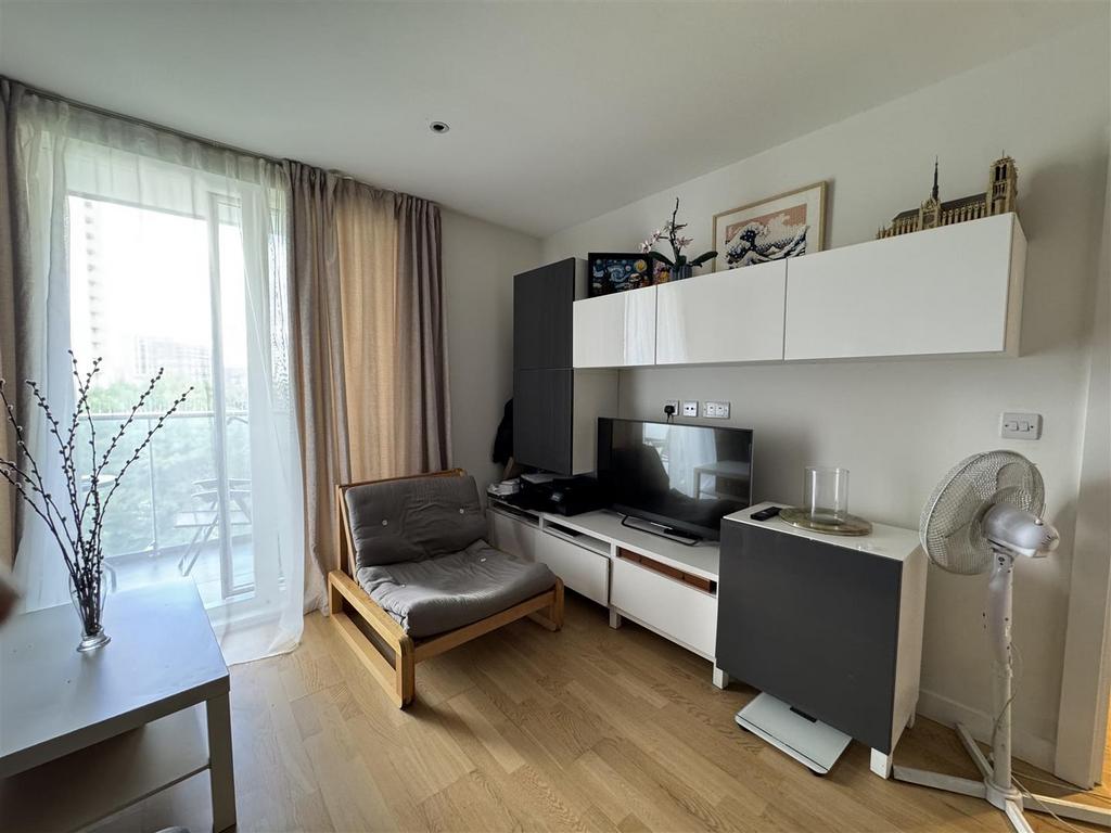 Apartment in Brentford - View 2