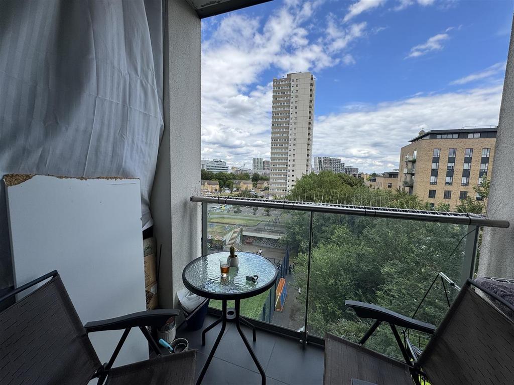 Apartment in Brentford - View 3