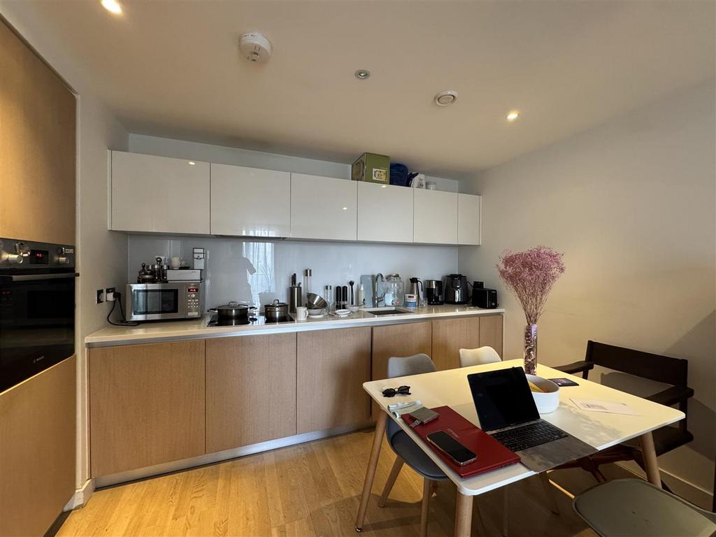 Apartment in Brentford - View 4
