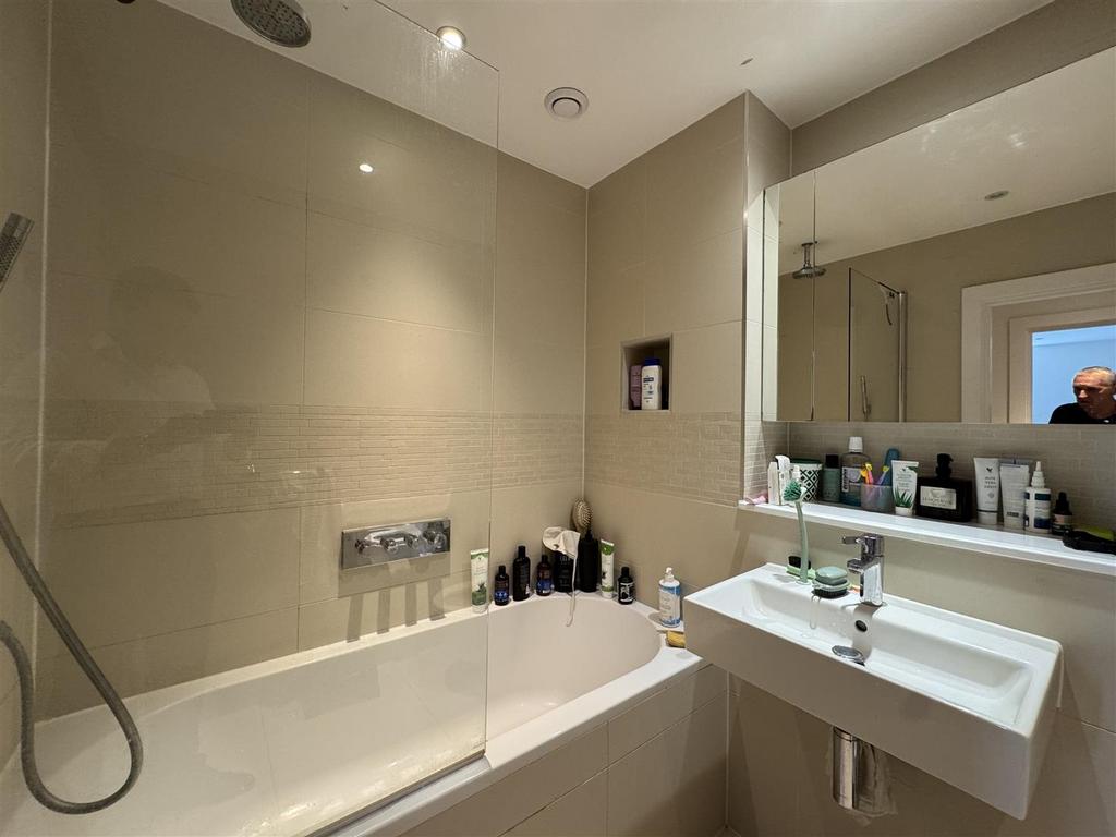 Apartment in Brentford - View 5