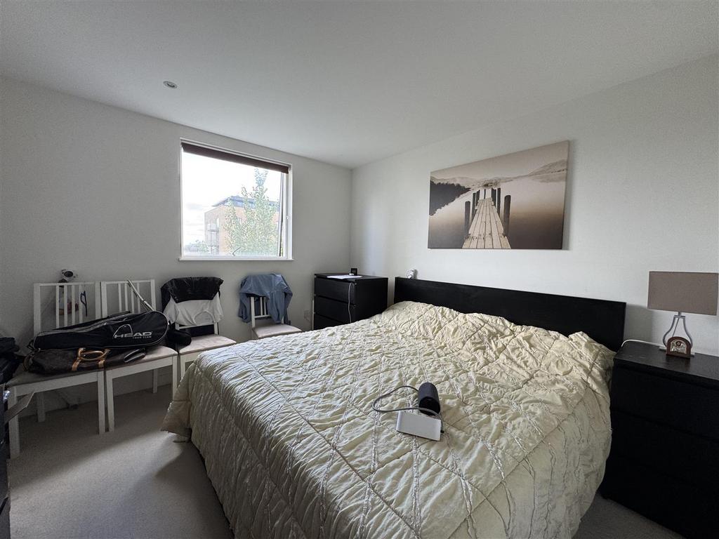 Apartment in Brentford - More