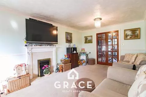 6 bedroom detached house for sale - View 2