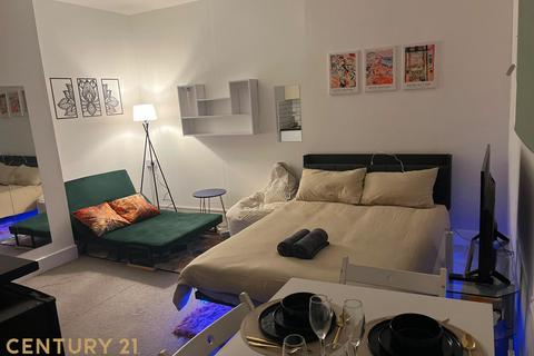 Studio to rent, Upper St, London N1