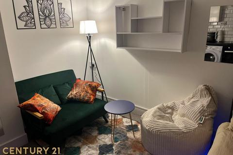 Studio to rent, Upper St, London N1